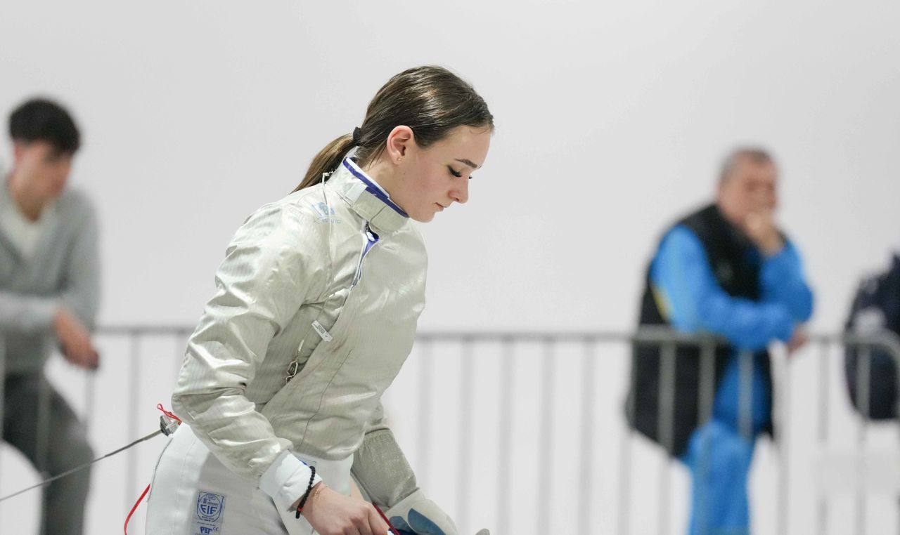 Amalia Covaliu în echipament complet de scrimă, pregătită pentru duel la Campionatul European de Scrimă juniori, proba de sabie feminină. | sursa foto: Sport.ro Amalia Covaliu în echipament complet de scrimă, pregătită pentru duel la Campionatul European de Scrimă juniori, proba de sabie feminină. | sursa foto: Sport.ro