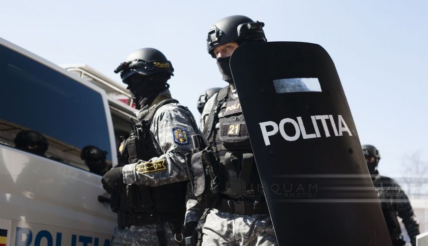 Polițiști efectuează percheziții domiciliare în dosar privind meciuri trucate și pariuri sportive în București și șase județe | sursa foto: Sport.ro Polițiști efectuează percheziții domiciliare în dosar privind meciuri trucate și pariuri sportive în București și șase județe | sursa foto: Sport.ro