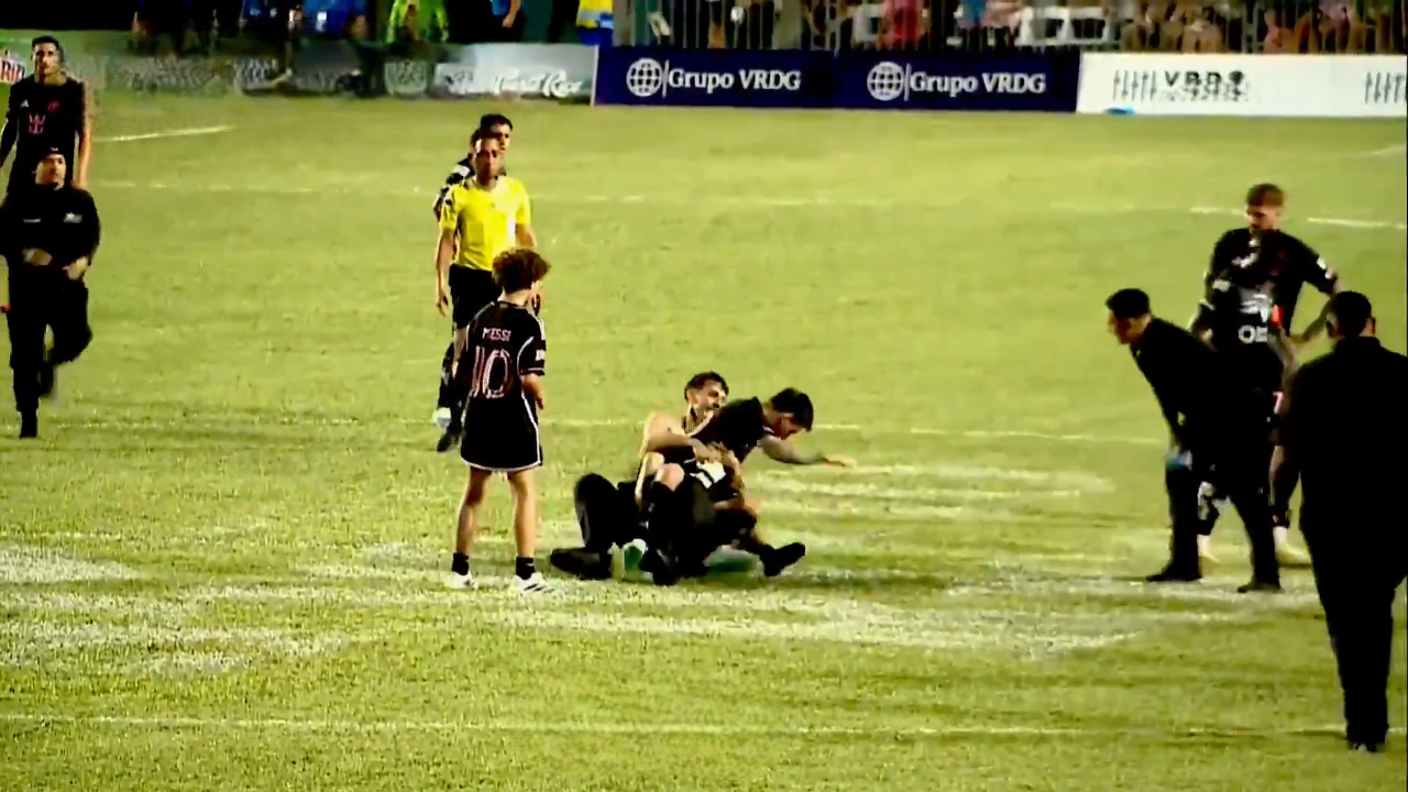 Imagini incredibile! Un bărbat a intrat pe teren, l-a luat pe sus pe Messi și l-a pus la pământ