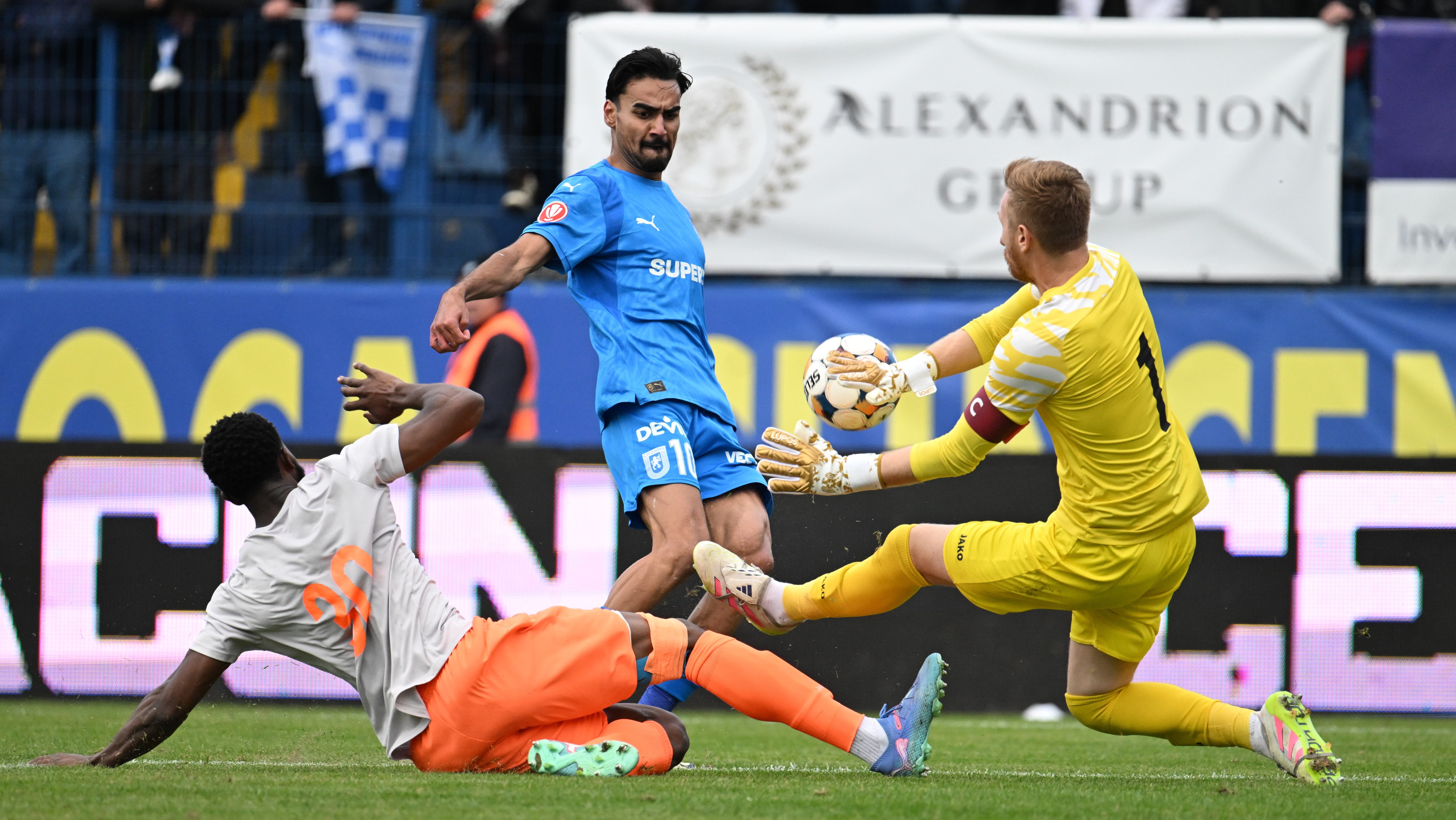 LIVE TEXT | Universitatea Craiova - Metaloglobus, azi de la 15:00! David versus Goliat în Superligă