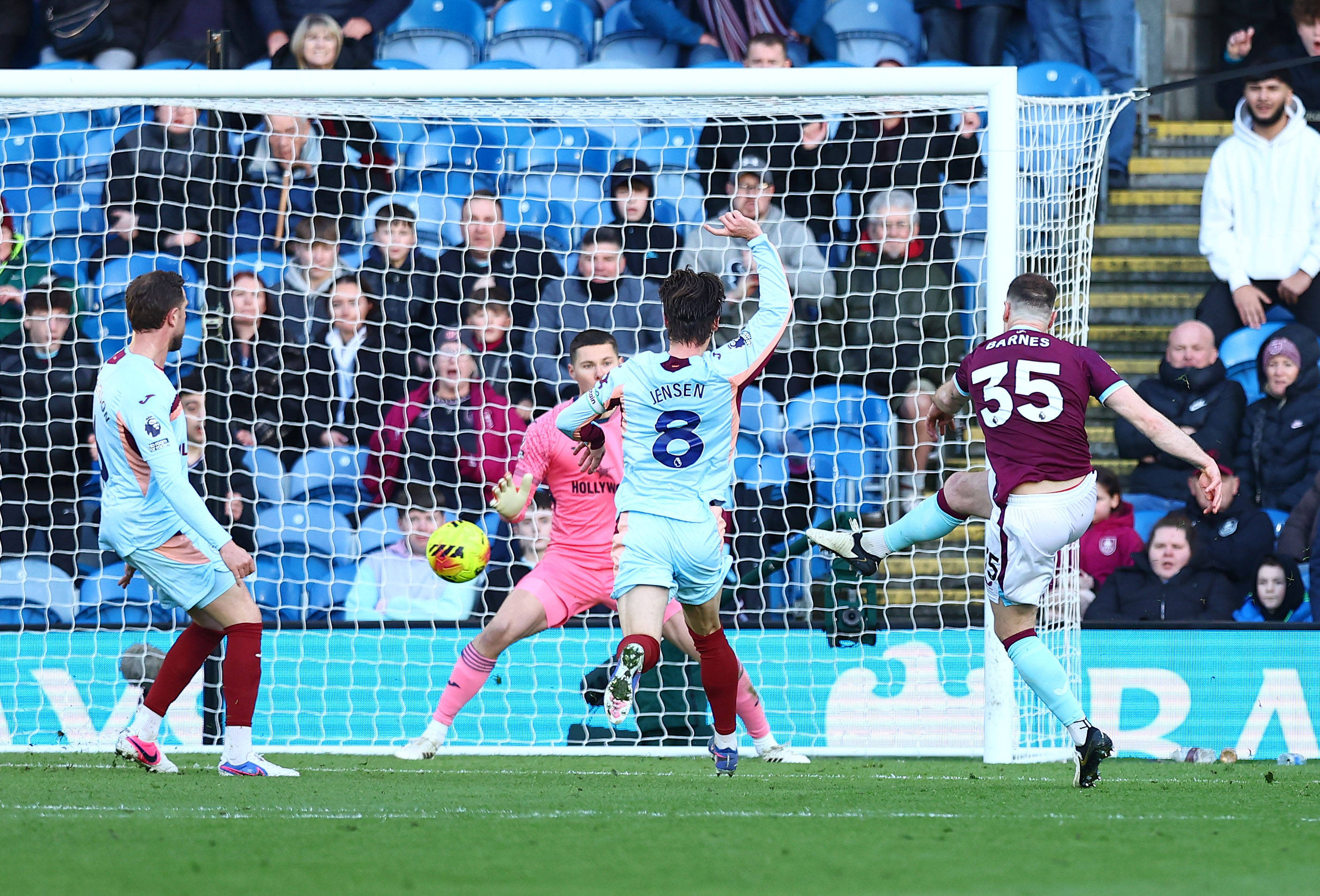 Cât s-a terminat Burnley - Brentford, thriller cu scor fluviu și două goluri anulate, decis în minutul 90+3