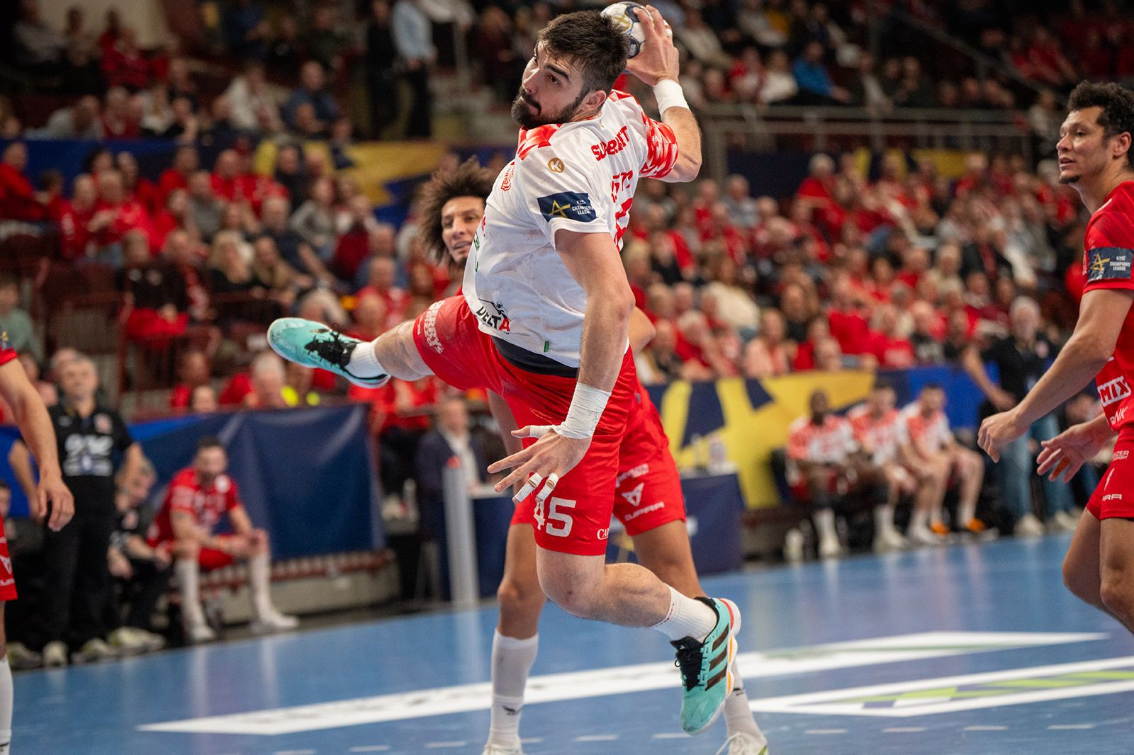 Dinamo câștigă grație prieteniei româno-maghiare și lucrurile reintră în normal la vârful clasamentului!