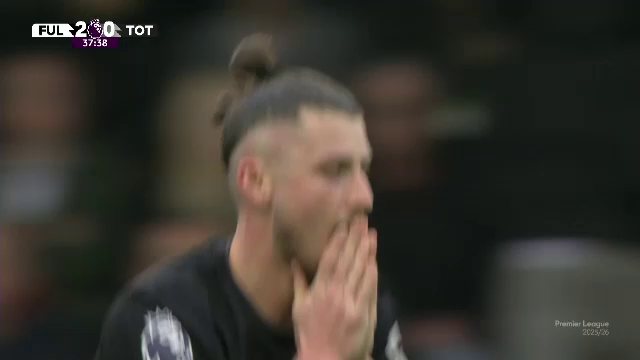 Nu i-a venit să creadă! Radu Drăgușin a avut o ocazie imensă în Fulham - Tottenham