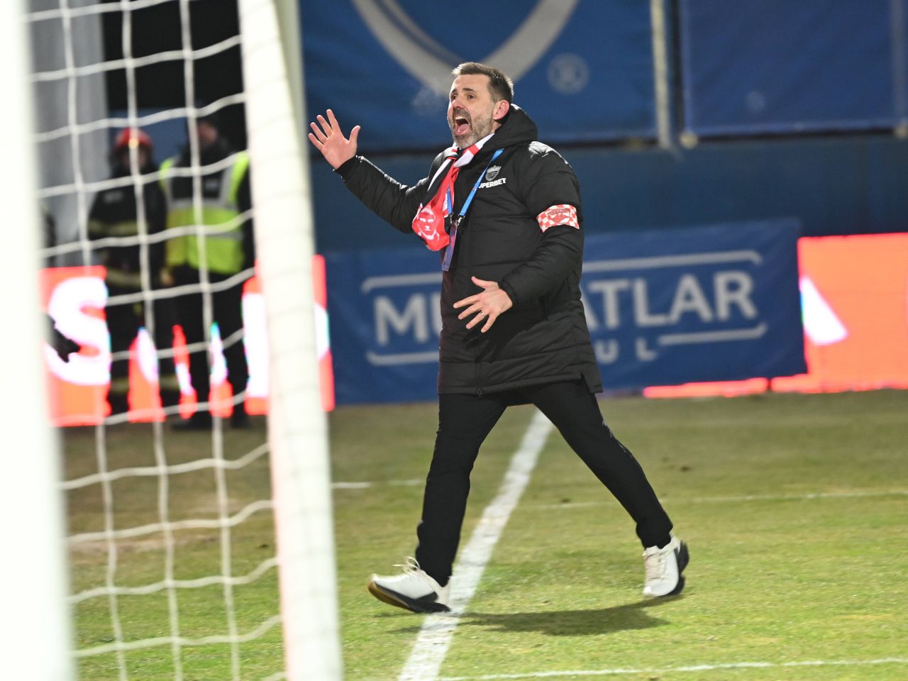 Jucători Dinamo în echipament roșu pe teren, pregătiți pentru dueluri Dinamo Argeș în meciul Dinamo FC Argeș decisiv pentru Liga 1. | sursa foto: Sport.ro Jucători Dinamo în echipament roșu pe teren, pregătiți pentru dueluri Dinamo Argeș în meciul Dinamo FC Argeș decisiv pentru Liga 1. | sursa foto: Sport.ro