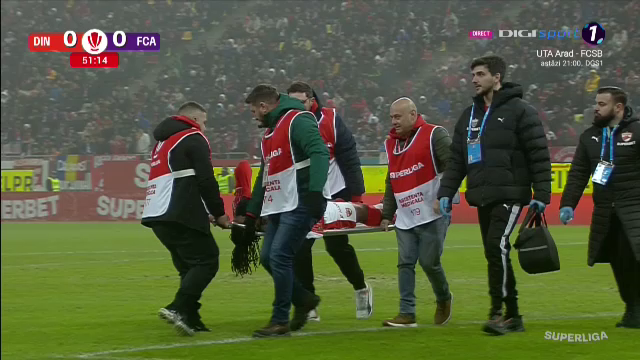 Lovitură pentru Dinamo! S-a accidentat și a fost scos pe targă