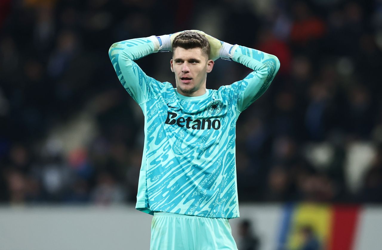 Ștefan Târnovanu pe banca de rezerve în timpul unui meci din play-out FCSB, în timp ce Matei Popa se pregătește să intre pe teren ca portar titular | sursa foto: Sport.ro Ștefan Târnovanu pe banca de rezerve în timpul unui meci din play-out FCSB, în timp ce Matei Popa se pregătește să intre pe teren ca portar titular | sursa foto: Sport.ro