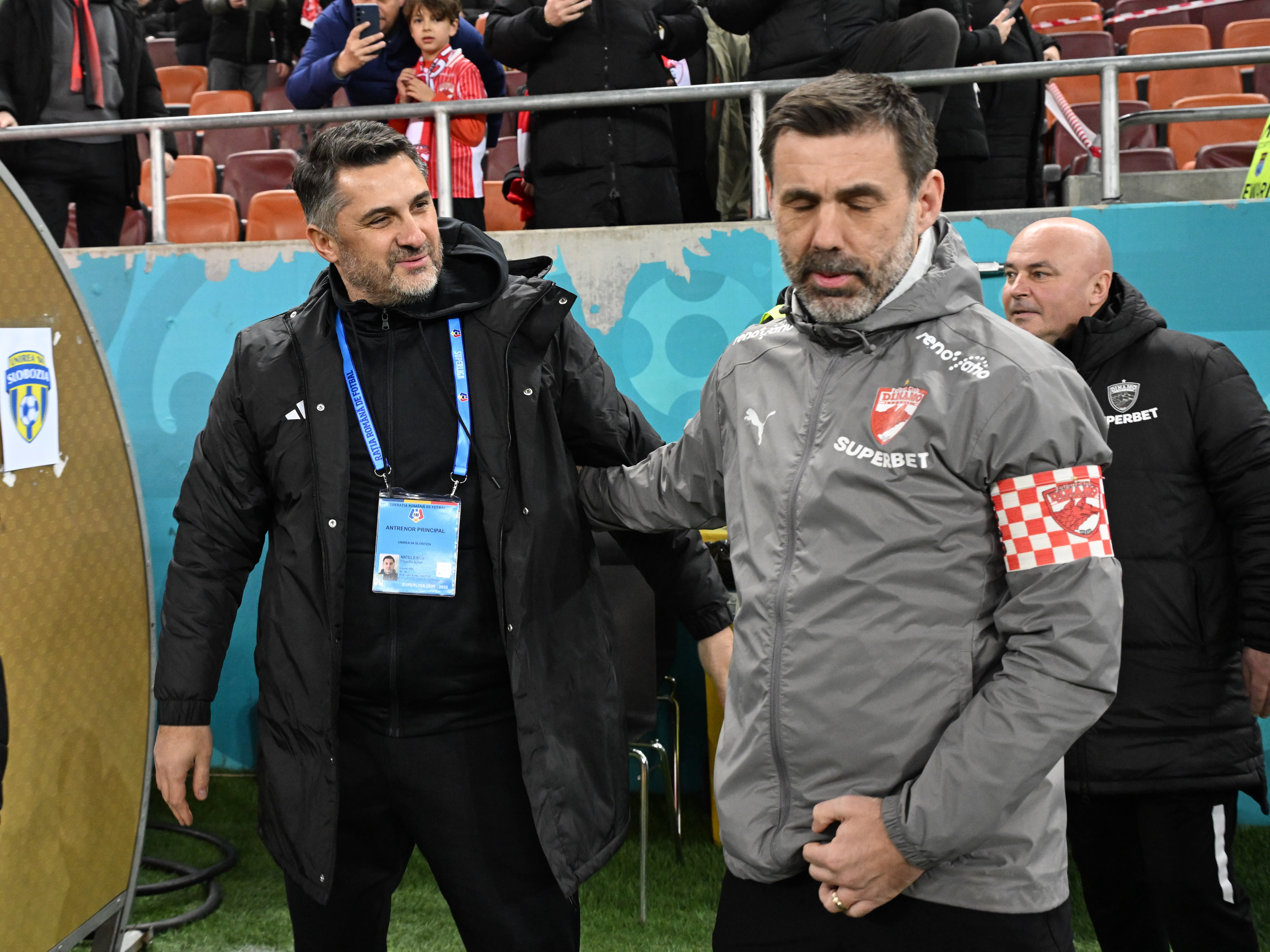 În Superliga s-a întâmplat! Negru de supărare, antrenorul n-a mai putut să intre în vestiar după meci