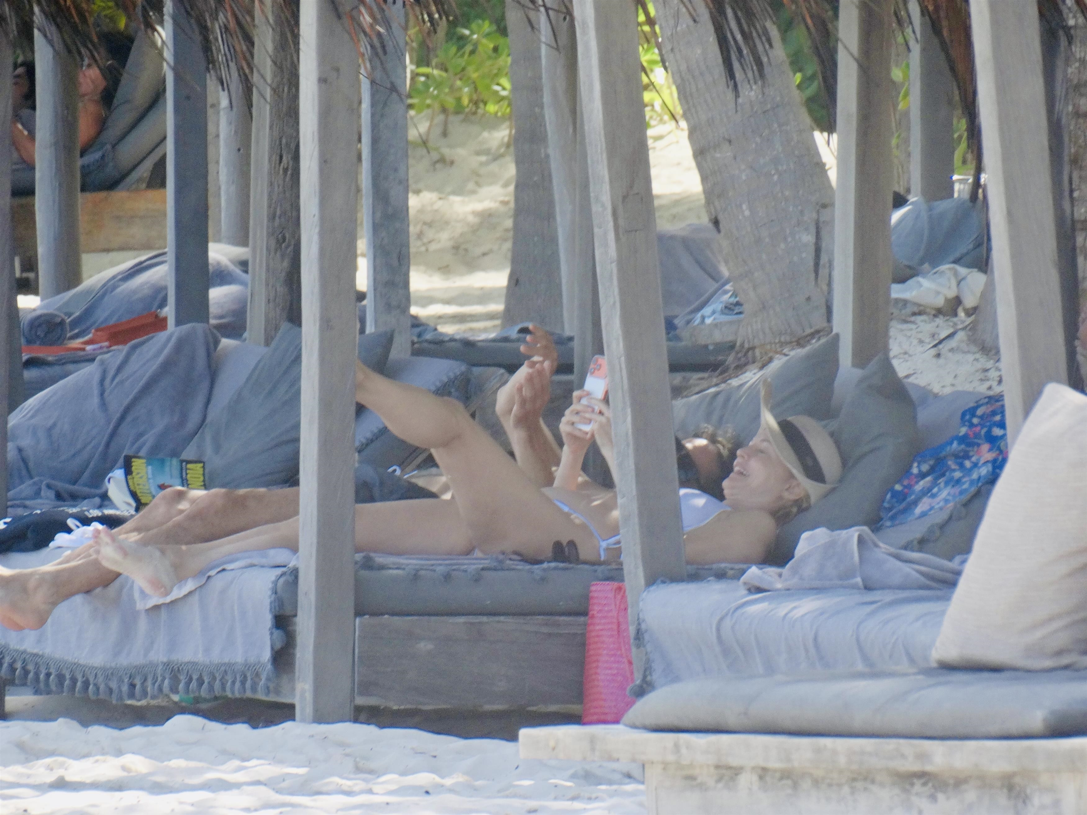 Escapadă romantică în Mexic, alături de un italian celebru! Cine e vedeta surprinsă de paparazzi în ipostaze tandre pe plajele din Tulum