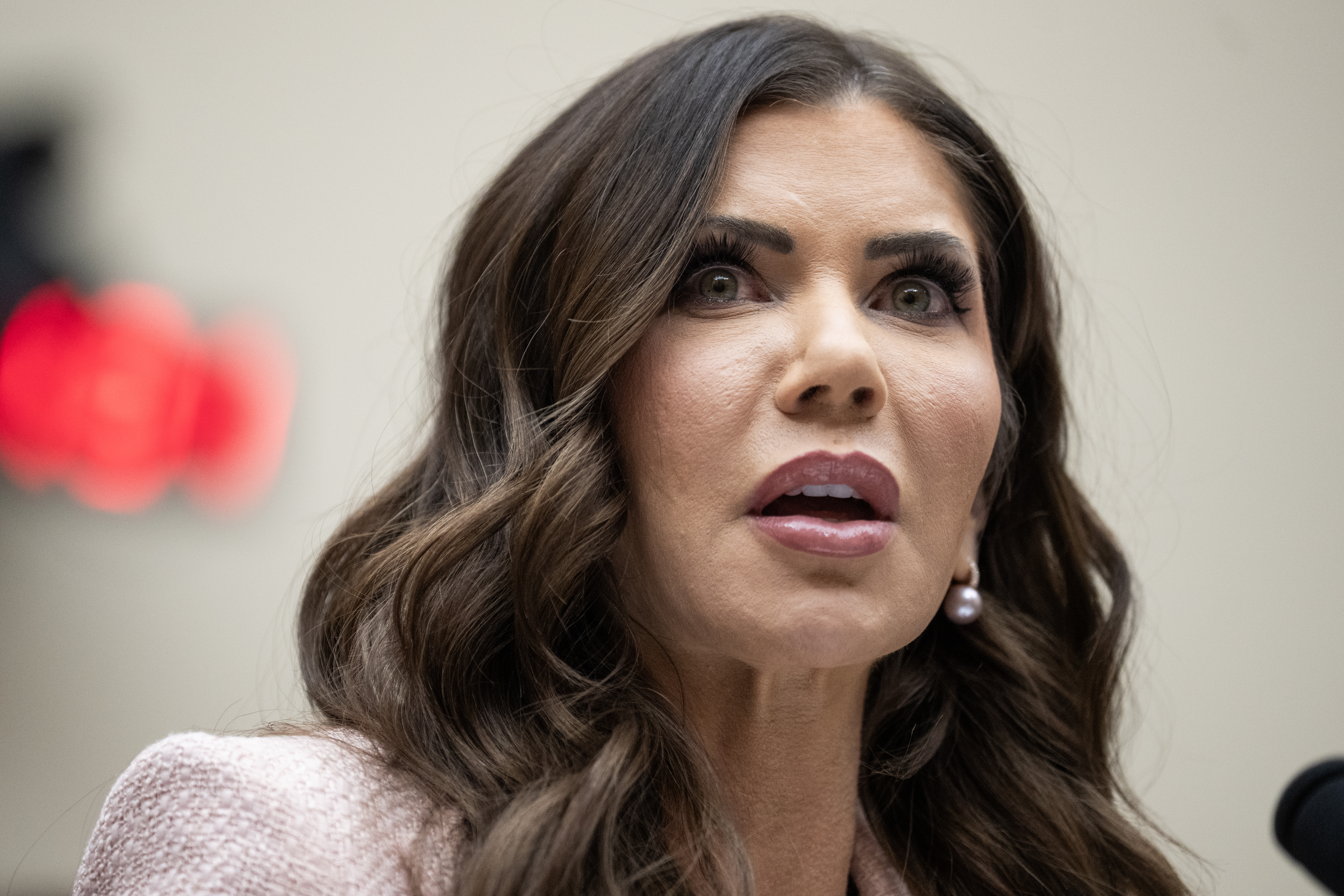 Reacția șocantă a lui Kristi Noem, când e întrebată de relația amoroasă cu un angajat căsătorit, chiar de față cu soțul ei! Cum arată amantul