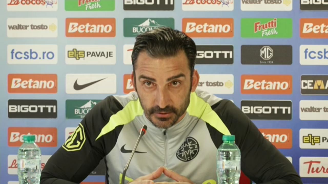 Elias Charalambous în treningul FCSB discutând strategia echipei pentru calificarea în Conference League pe marginea terenului de fotbal. | sursa foto: Sport.ro Elias Charalambous în treningul FCSB discutând strategia echipei pentru calificarea în Conference League pe marginea terenului de fotbal. | sursa foto: Sport.ro