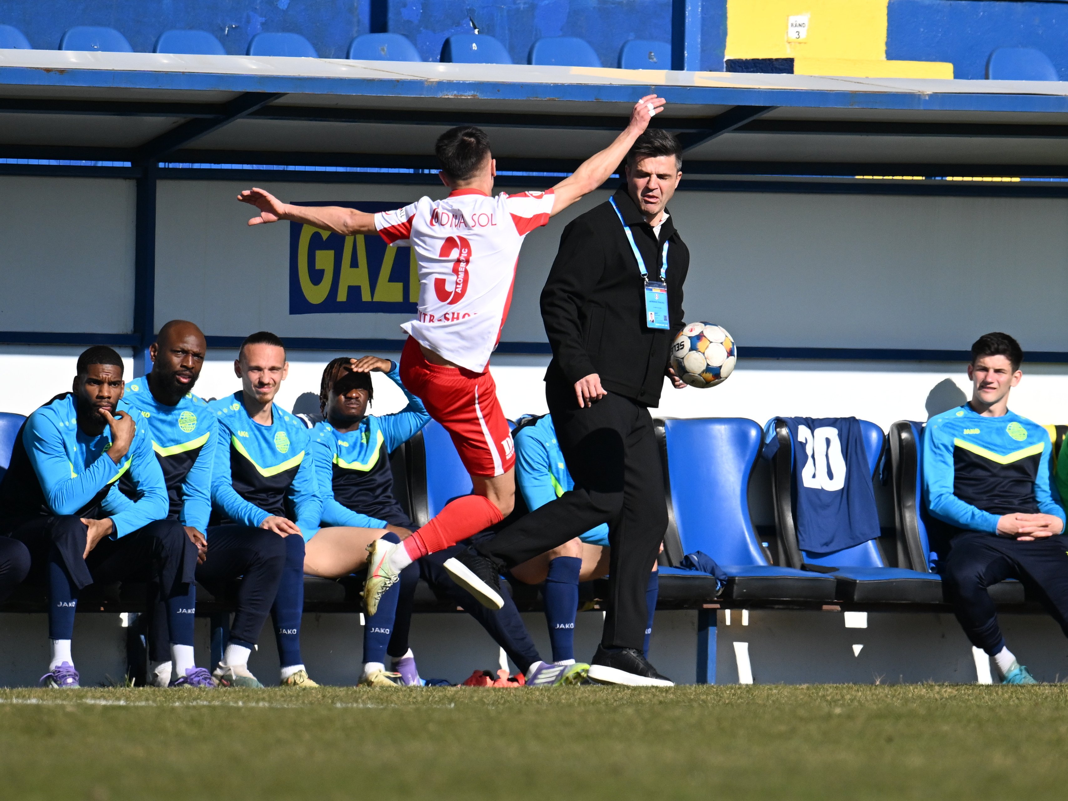 Metaloglobus – UTA 1-2, ACUM pe Sport.ro! Marius Coman, gol spectaculos pentru echipa lui Mihalcea