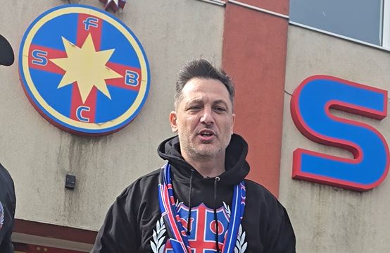 Mirel Rădoi antrenor FCSB ținând discurs în fața suporterilor din Peluza Nord după demisia lui Elias Charalambous, atmosfera încărcată de emoție | sursa foto: Sport.ro Mirel Rădoi antrenor FCSB ținând discurs în fața suporterilor din Peluza Nord după demisia lui Elias Charalambous, atmosfera încărcată de emoție | sursa foto: Sport.ro