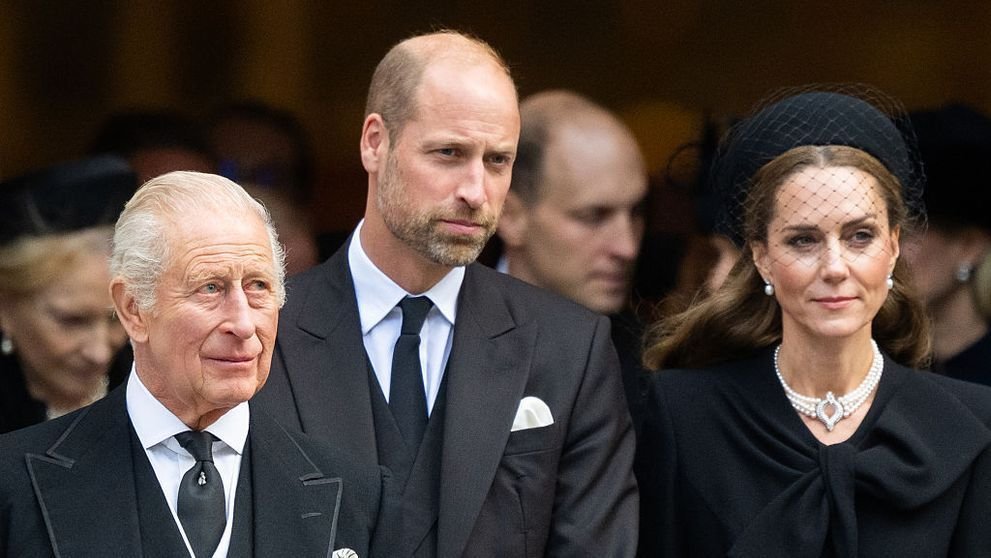 Regele Charles, pe cale să abdice în mare secret. Prințul William ar putea urca pe tron chiar în acest an. Ce se întâmplă în spatele ușilor închise de la Palat