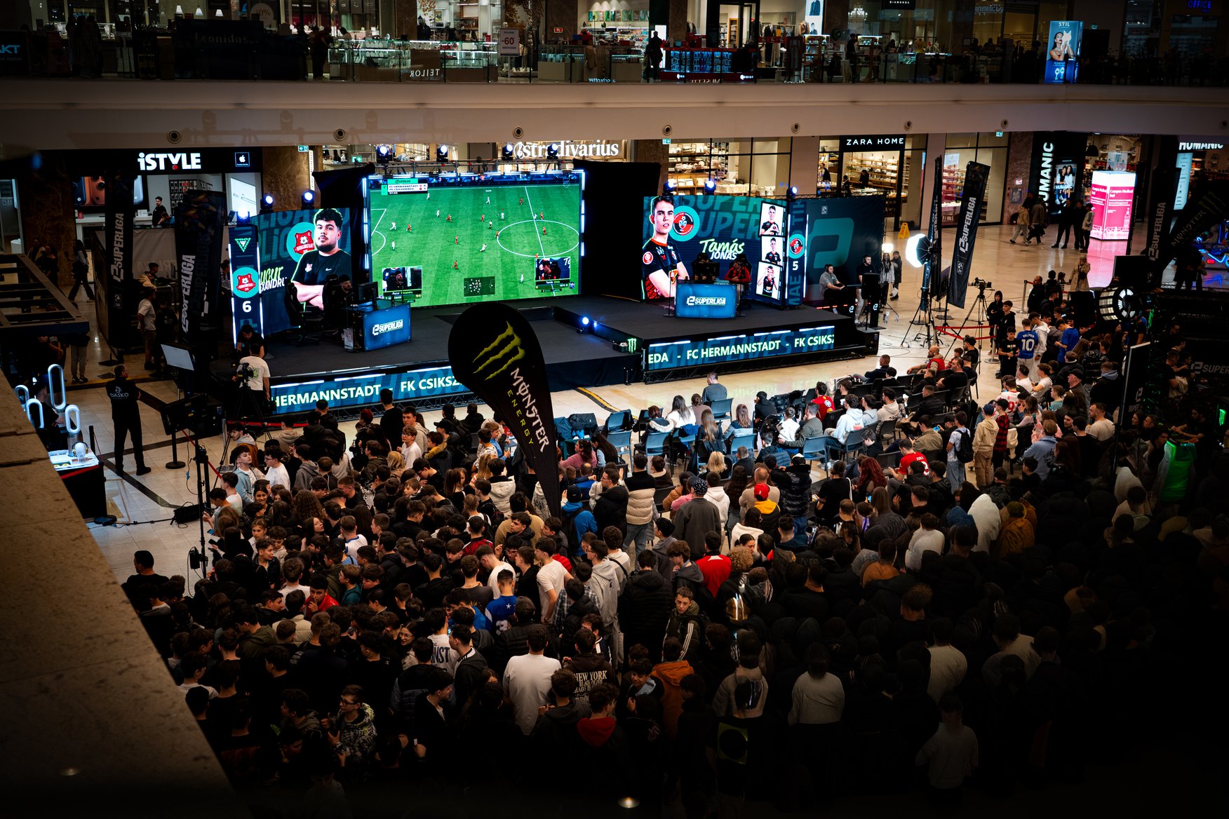 eSuperliga: Cei mai buni jucători de fotbal virtual din România se înfruntă în acest weekend la București