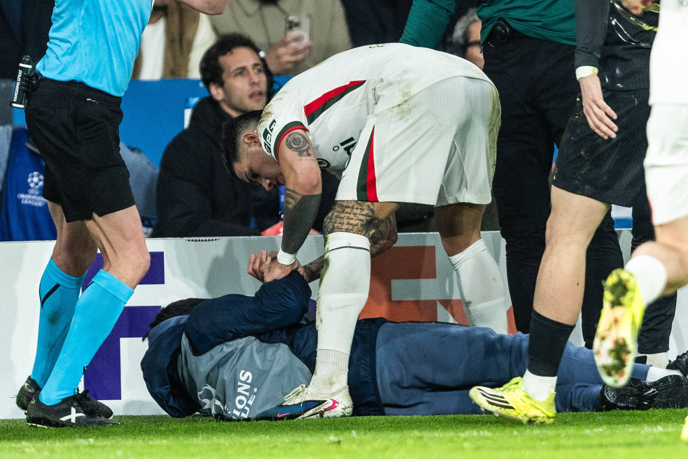 Pedro Neto a reacționat, după ce a împins un băiat de mingi în PSG - Chelsea 5-2