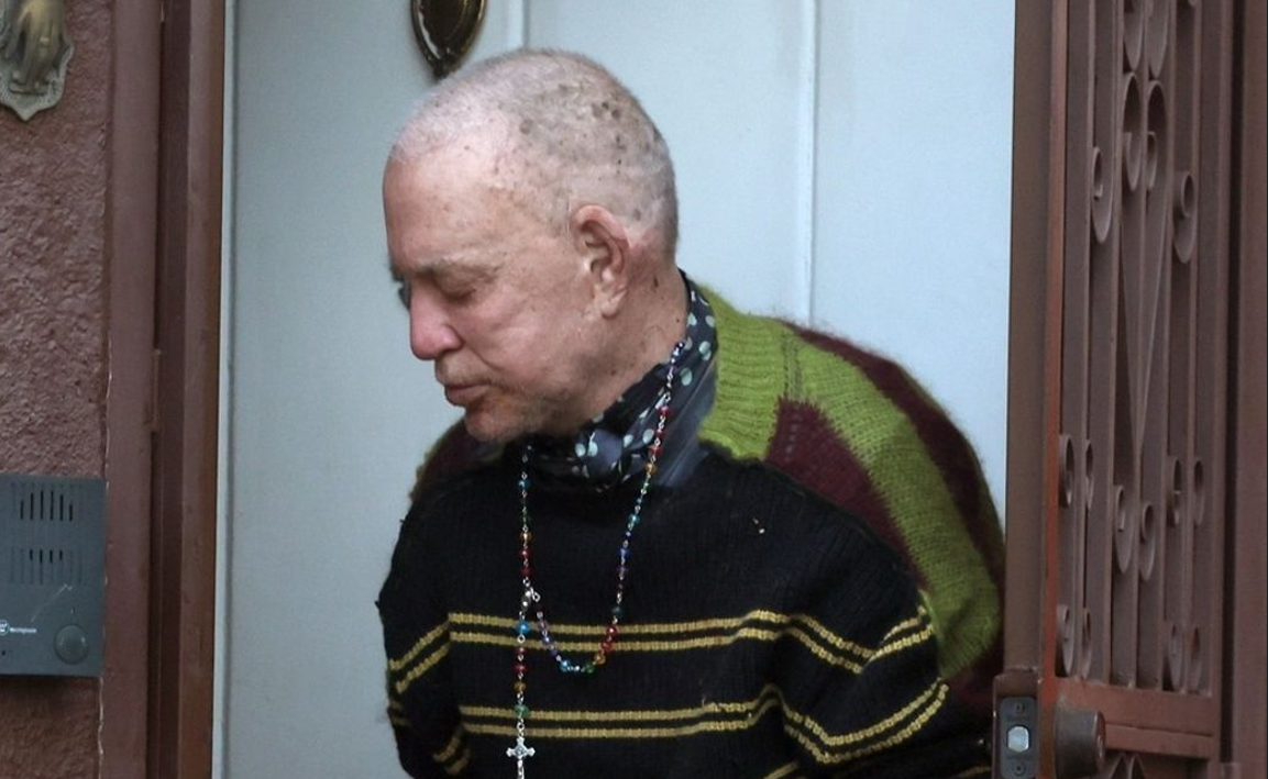 După ce a fost surprins slăbit și chel, Mickey Rourke a apărut acum cu o perucă roșcată, cu păr lung. Pare cu 20 ani mai tânăr