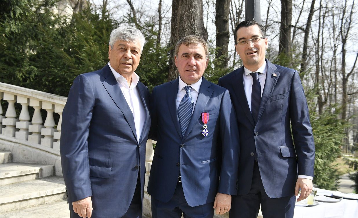 Gică Hagi și Gică Popescu discutând în biroul clubului Farul Constanța, Popescu devenind acționar majoritar după cedarea acțiunilor de la Farul Constanța. | sursa foto: Sport.ro Gică Hagi și Gică Popescu discutând în biroul clubului Farul Constanța, Popescu devenind acționar majoritar după cedarea acțiunilor de la Farul Constanța. | sursa foto: Sport.ro