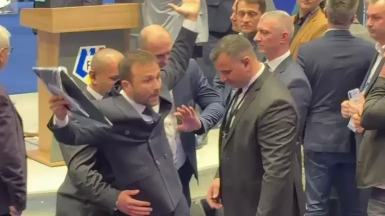 Imagini incredibile la FRF: Ilie Drăgan, contracandidatul lui Burleanu, bruscat în timp ce încerca să-și țină discursul (18/03/2026)