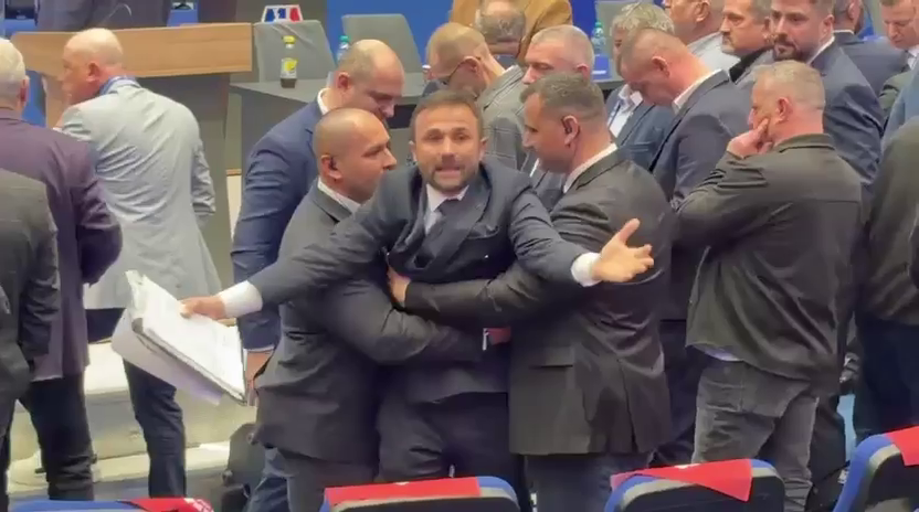 Imagini incredibile la FRF: Ilie Drăgan, contracandidatul lui Burleanu, bruscat în timp ce încerca să-și țină discursul
