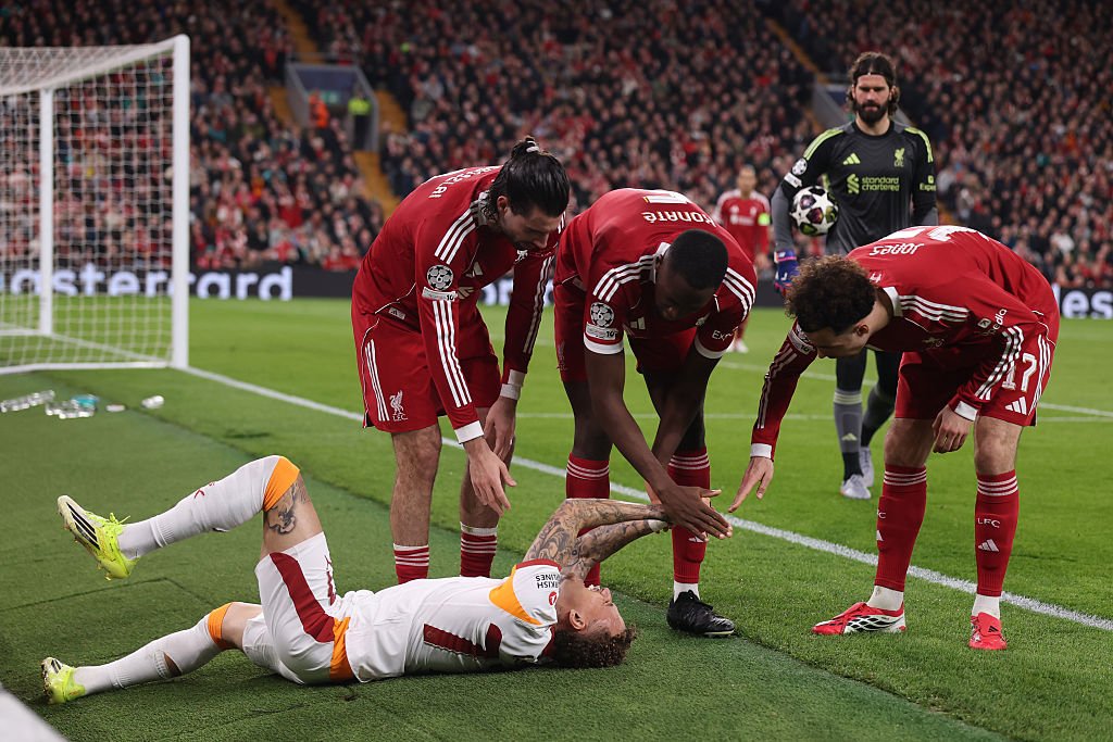 Accidentare horror la Liverpool - Galatasaray: operat de urgență după o fază cum rar se vede