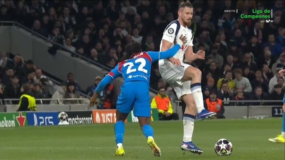 Drăgușin a căzut secerat! Gest nesportiv în Tottenham - Atletico: "Ar fi putut vedea cartonașul roșu"