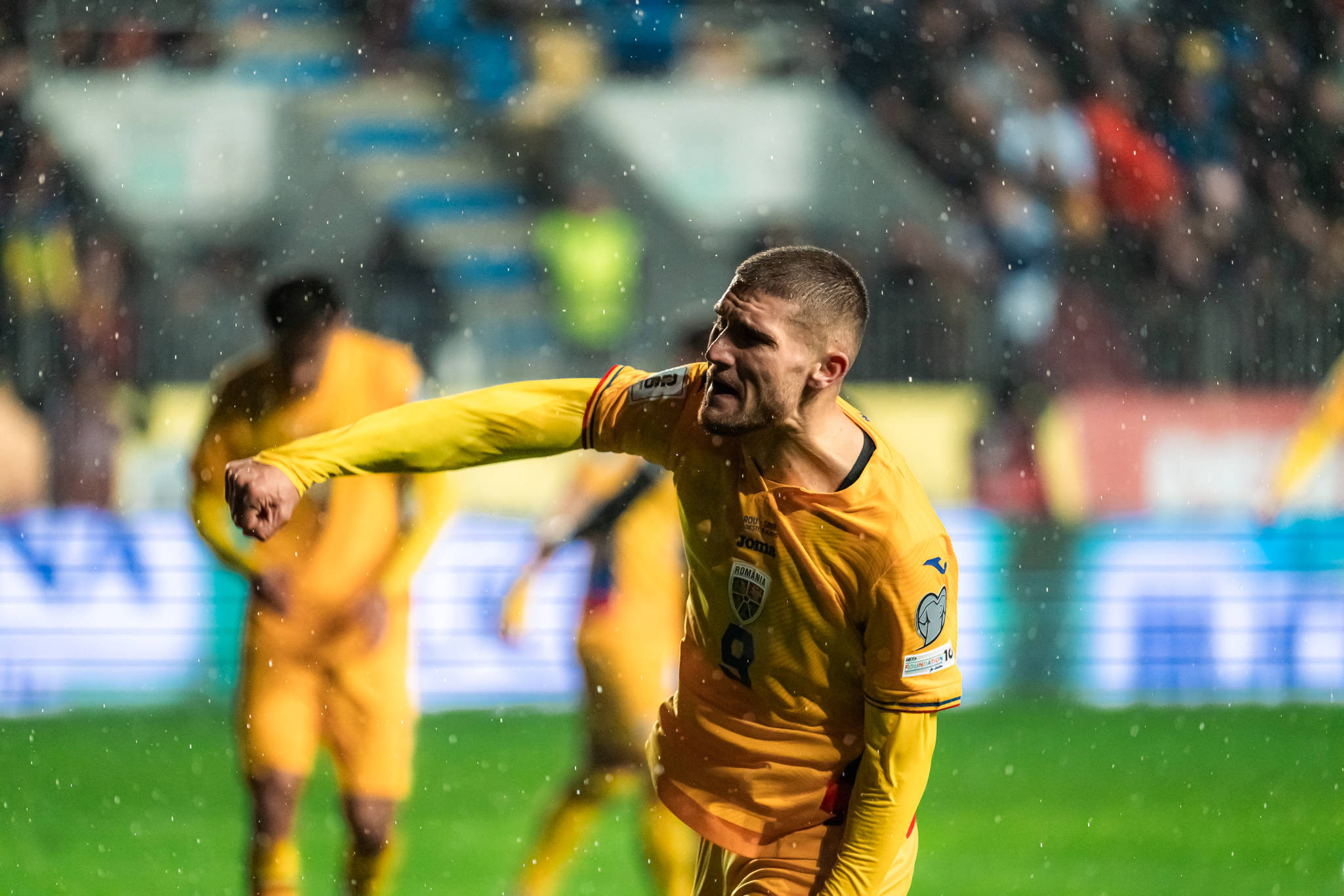 Daniel Bîrligea își dă viața pentru România! Atacantul FCSB, lăudat de un rapidist: "Când vine la națională, se transformă! E senzațional! Îmi place foarte mult de el!"