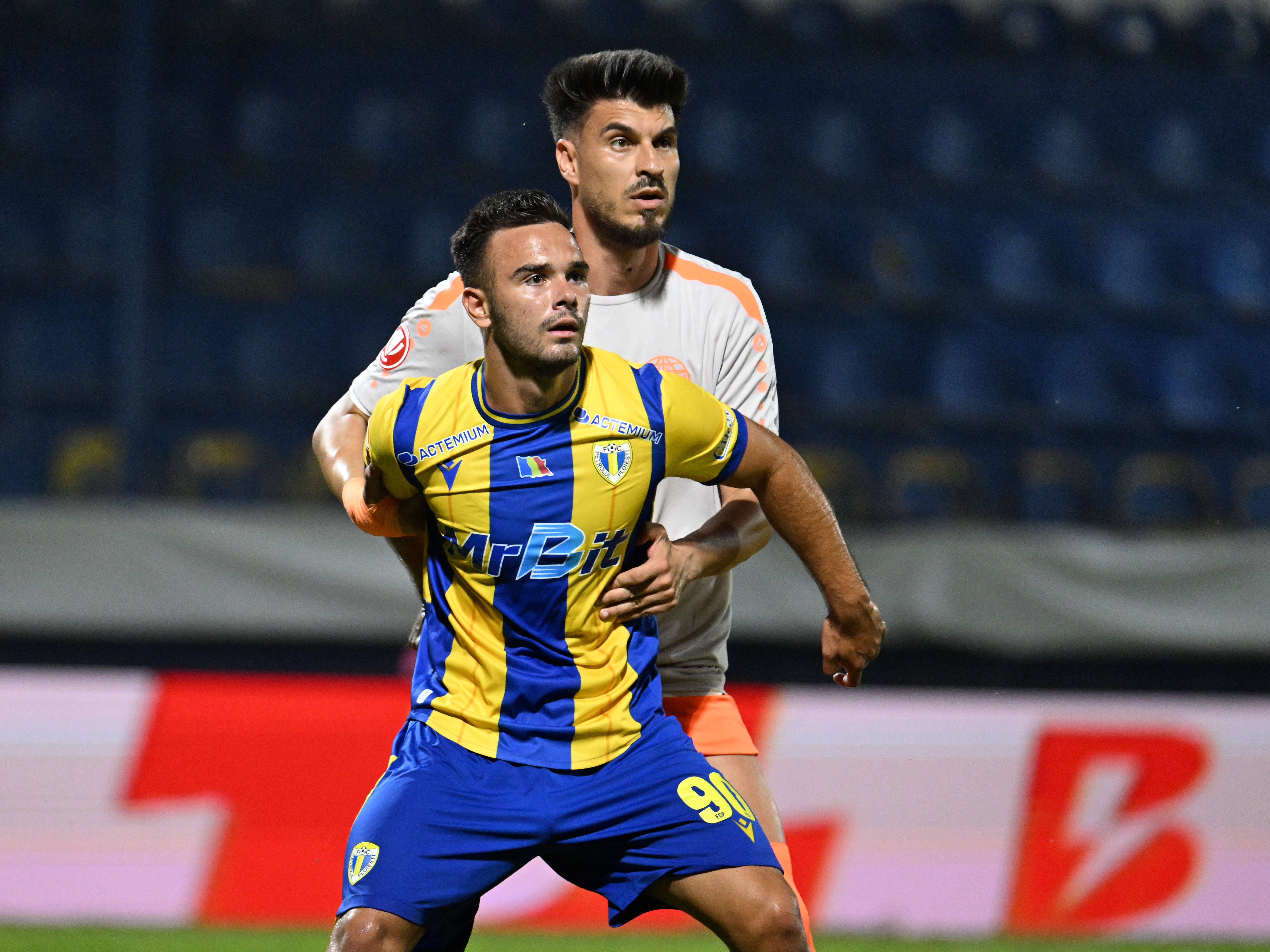 Atacant nou pentru Dinamo! A semnat astăzi după ce a jucat la Steaua și în Superligă: ”Puternic, marcator, psihic de fier”