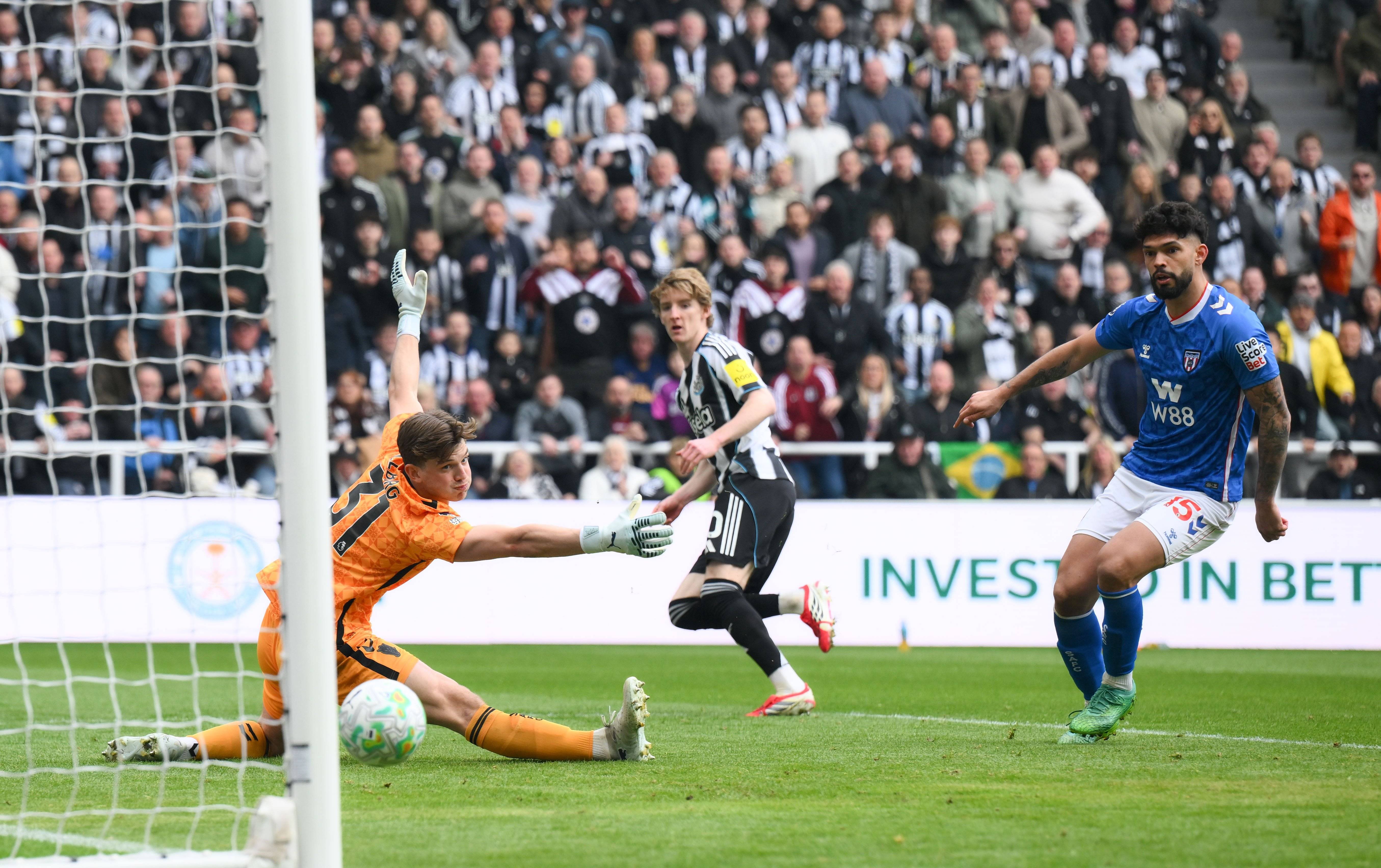 GOOOOOL după o eroare uriașă în Newcastle - Sunderland, cu un 1-9 de poveste în Tyne–Wear derby, ACUM pe VOYO!