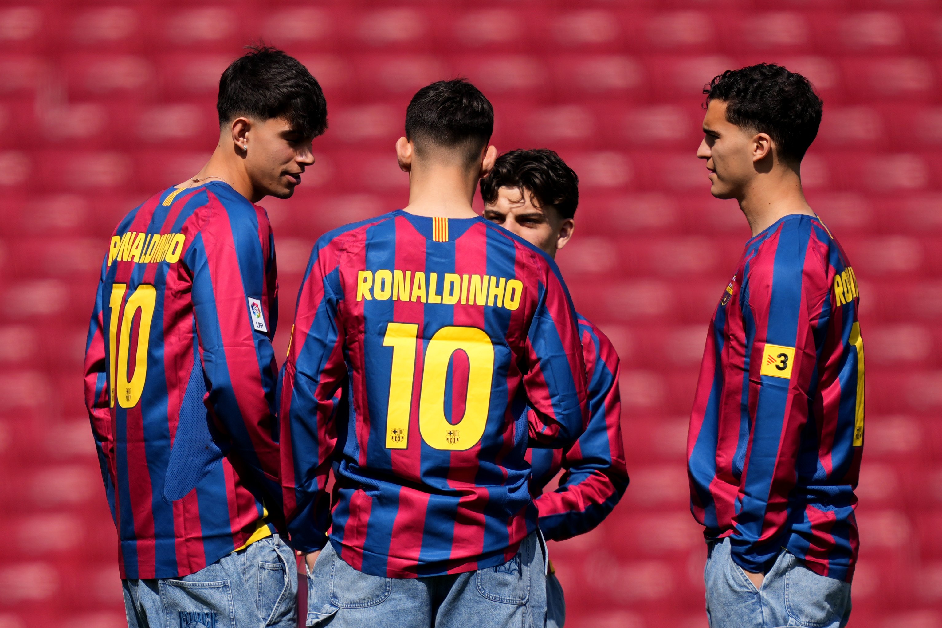 Retro Barcelona! Cum au apărut îmbrăcați jucătorii lui Hansi Flick înaintea partidei cu Rayo Vallecano