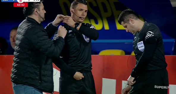 Situație rar întâlnită în fotbal: arbitrul din Superliga s-a accidentat și nu a mai putut continua meciul