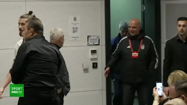 Mircea Lucescu, zâmbitor la conferința de presă organizată înaintea meciului Turcia - România