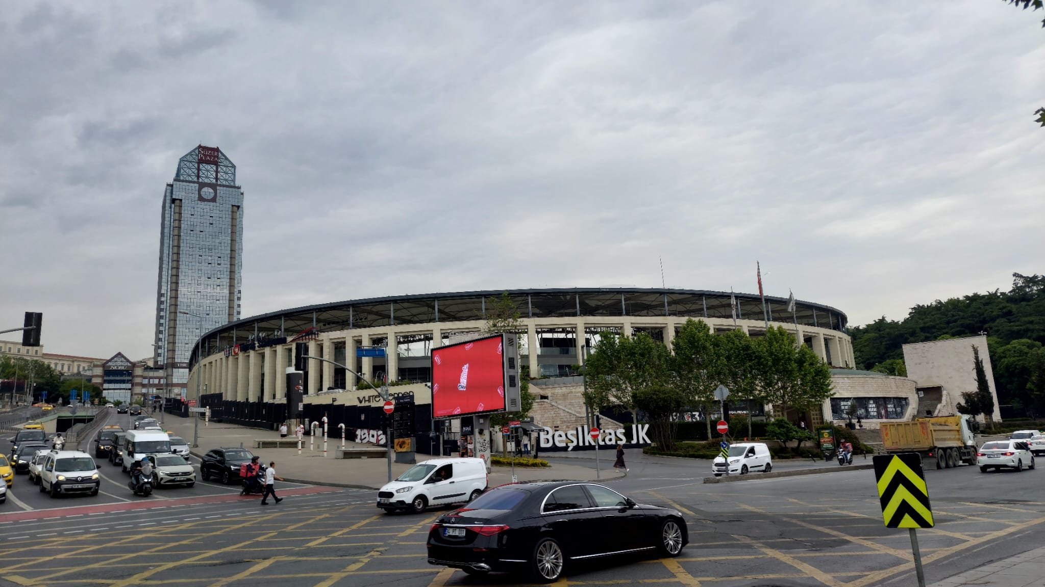 Tricolorii joacă barajul de foc în paradis: lângă stadion, unul dintre cele mai frumoase palate din Europa