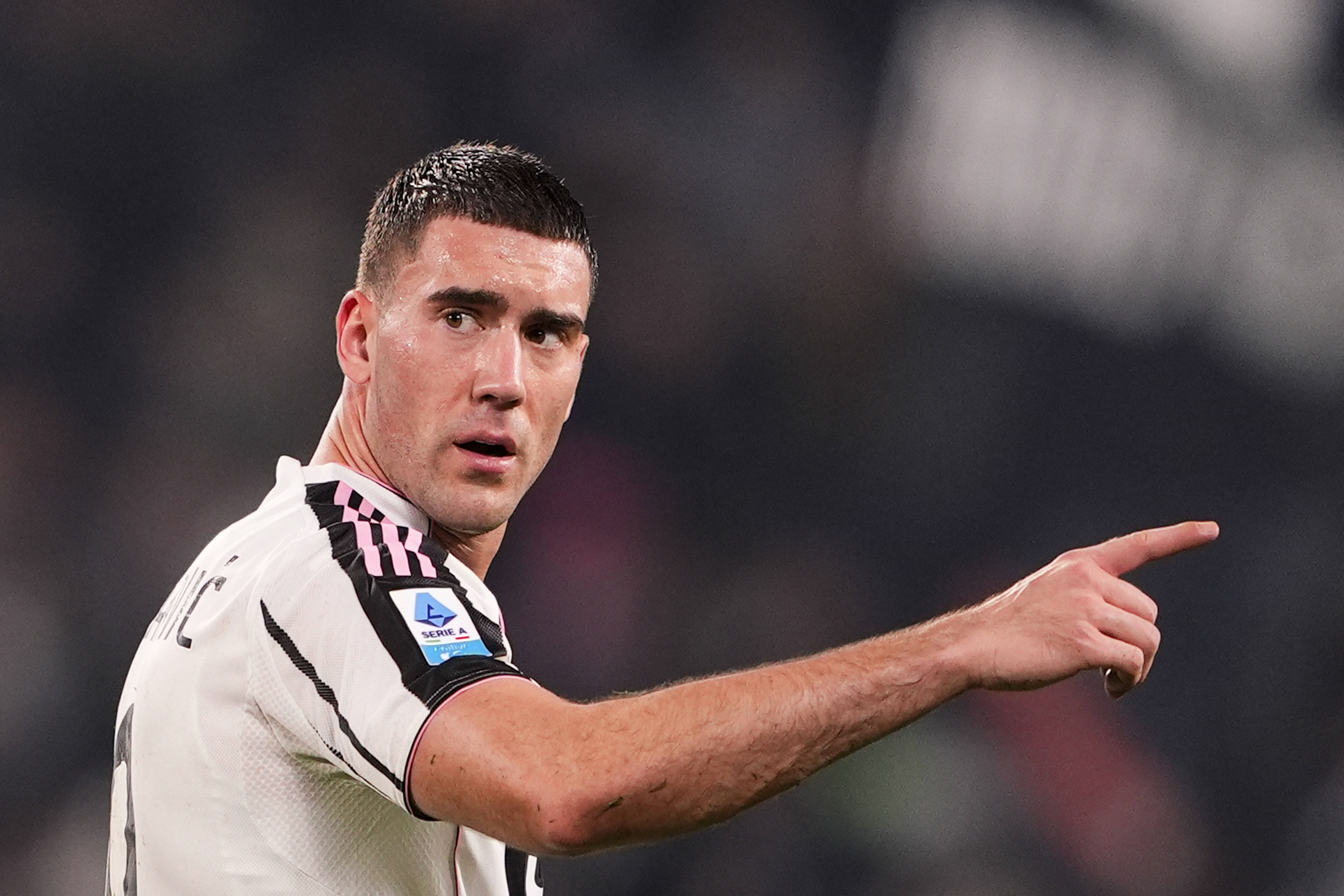 I-au pus contractul pe masă lui Dusan Vlahovic