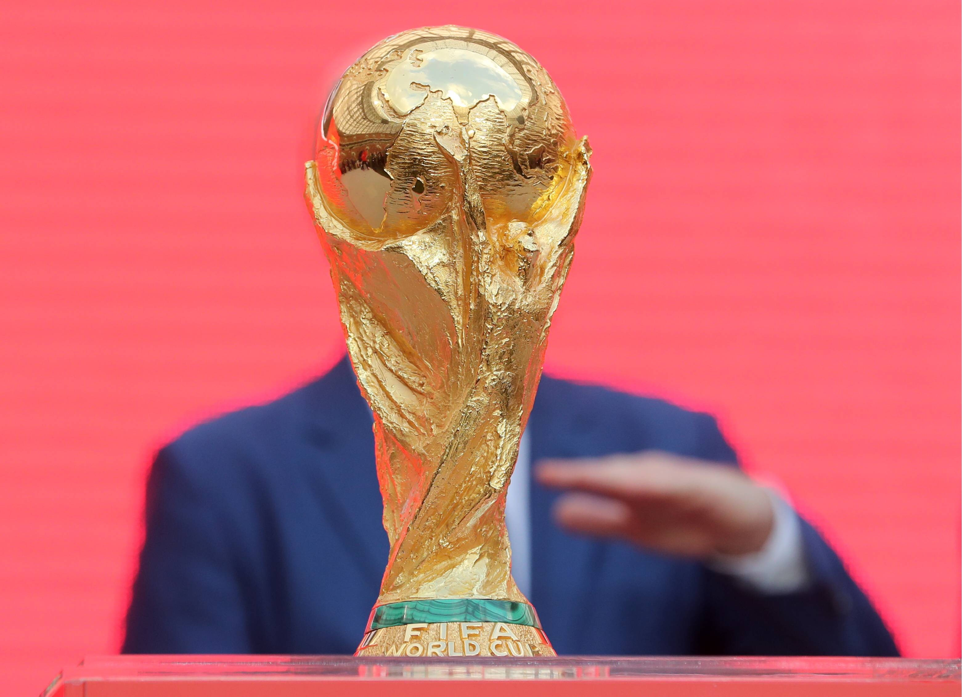 Devotament total! Ieșit la pensie, un fost profesor și-a pus casa la vânzare pentru bilete la Mondial