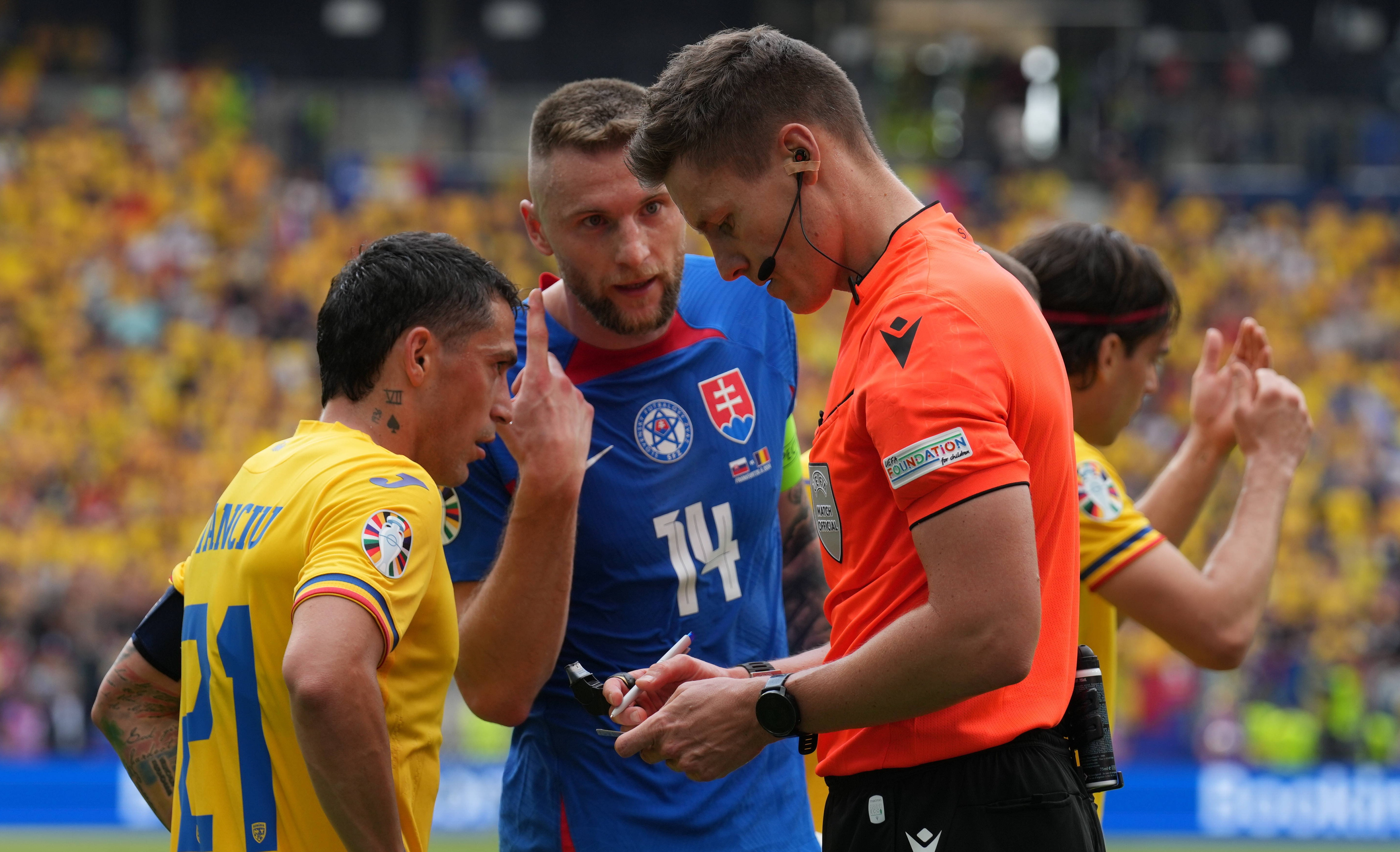 Ședință de urgență la națională înainte de Slovacia – România: ”Selecționerul ar trebui să continue!”