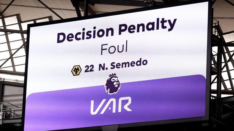 Fanii nu mai vor VAR în Premier League! Vot covârșitor împotriva arbitrajului video
