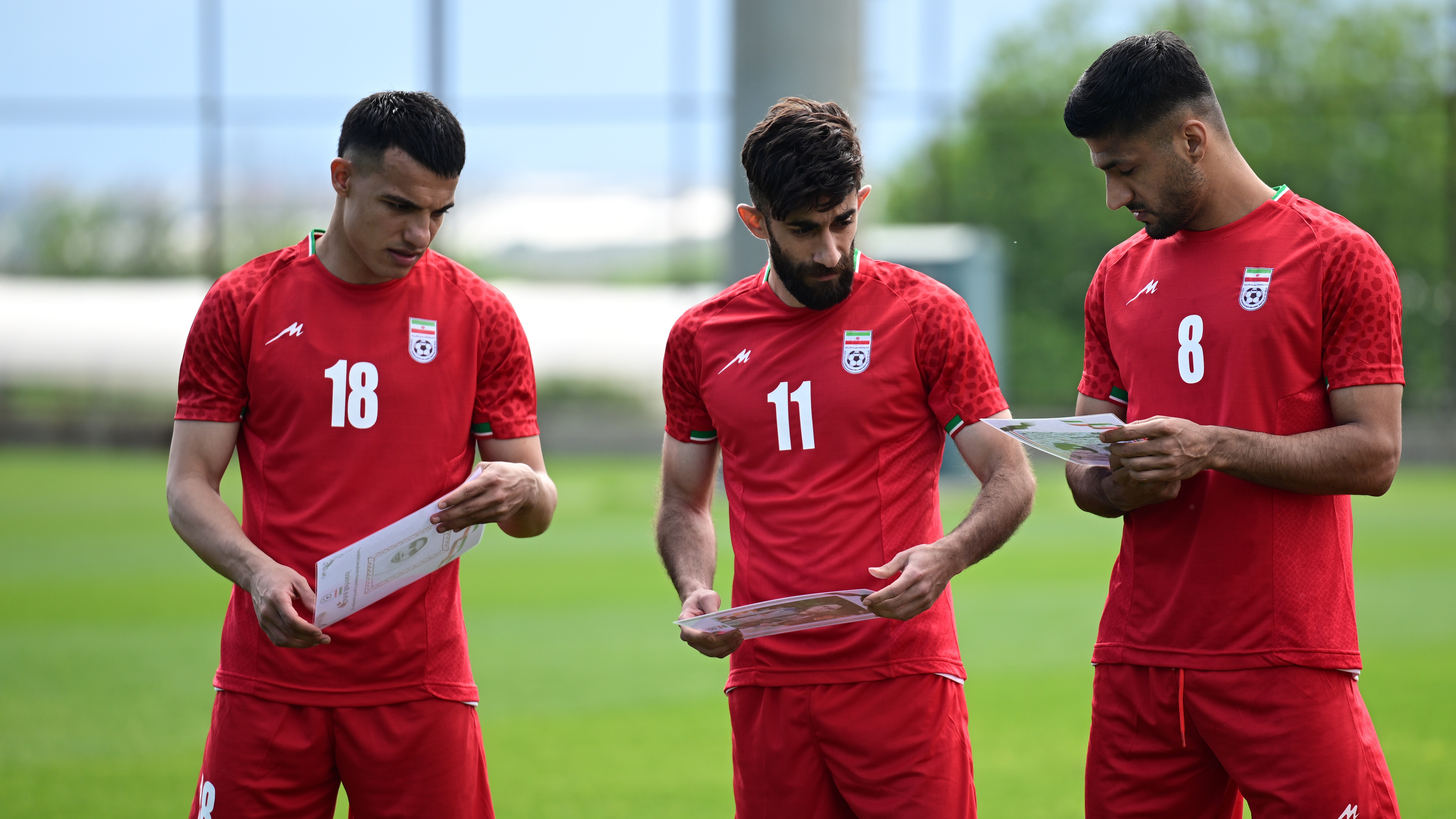 Imagini cu puternic impact emoțional: ce au ținut fotbaliștii Iranului în mână la intrarea pe teren