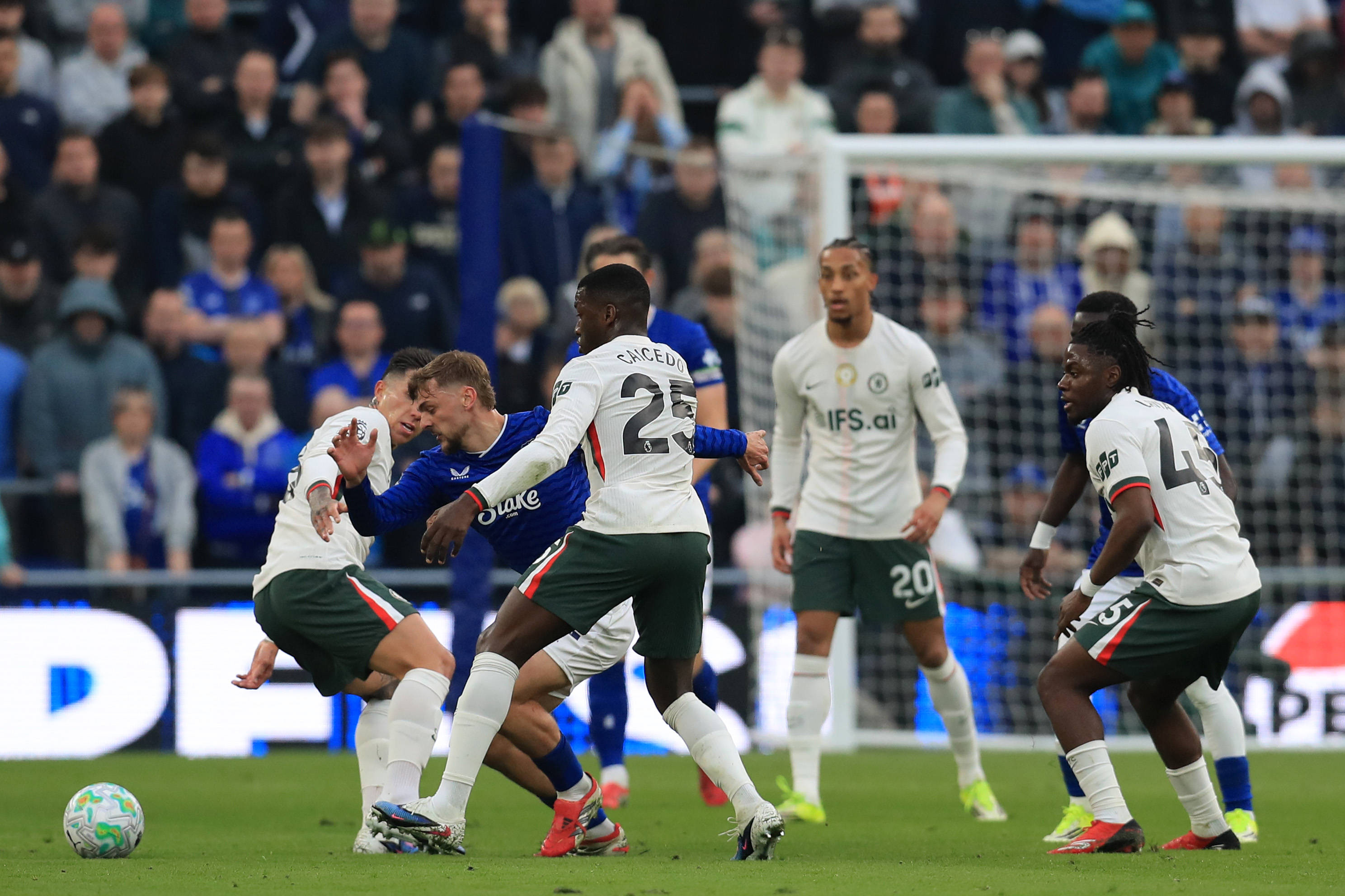 Haos după ce starul a recunoscut că vrea să joace la Real Madrid! Clubul l-a sancționat, iar agentul a reacționat dur