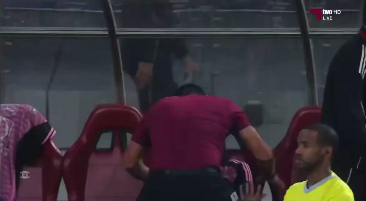 Cosmin Contra s-a bucurat în Qatar, luându-și jucătorul la palme