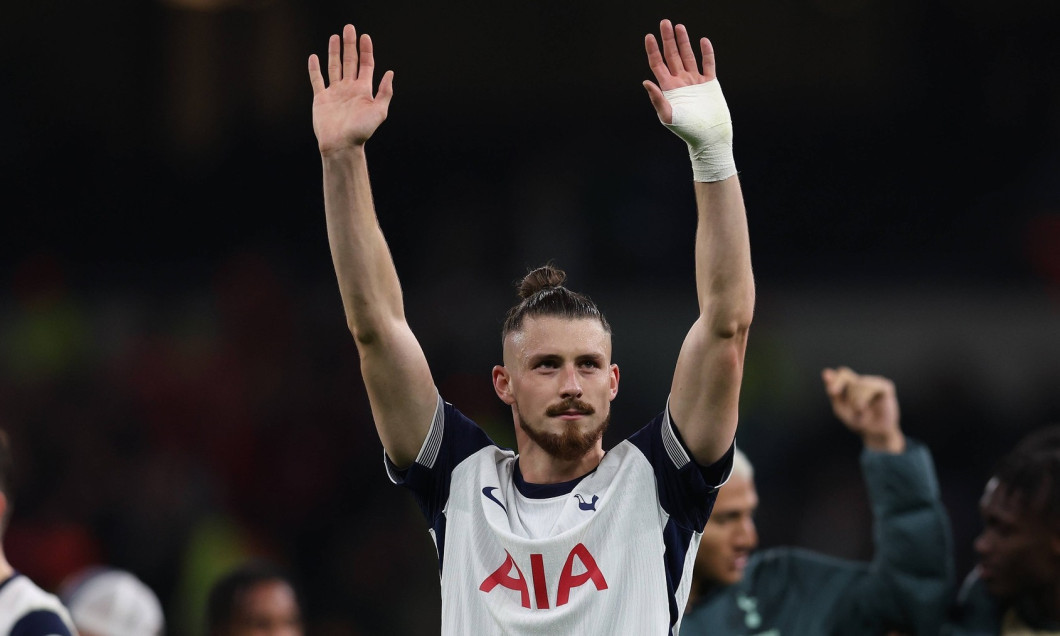 Roberto De Zerbi a hotărât ce se întâmplă cu Radu Drăgușin. Decizia luată înainte de meciul cu Brighton