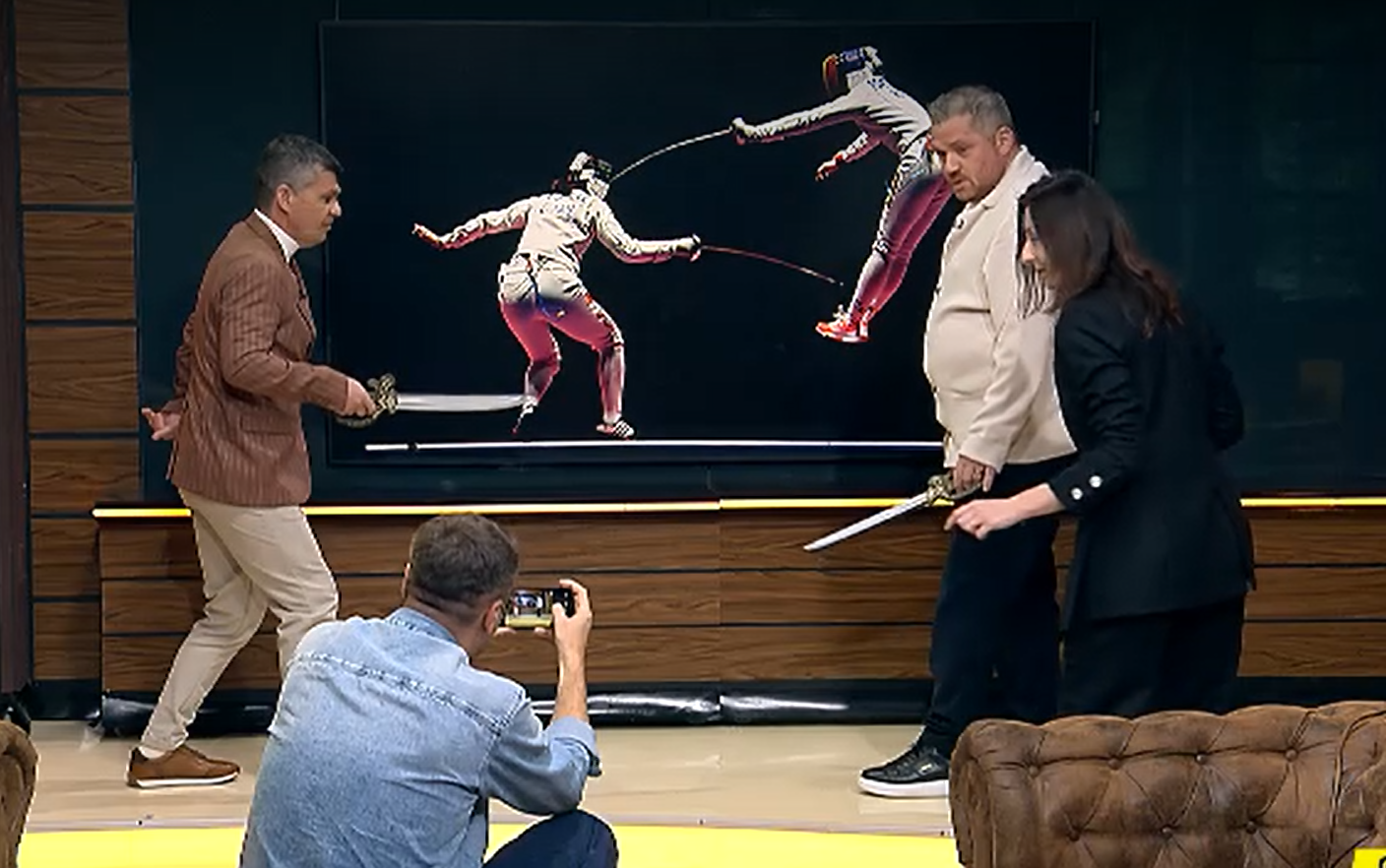 Ana Maria Brânză îl ajută pe Cătălin Oprișan să refacă o fotografie istorică (Fața la Joc, 05-04-2026)