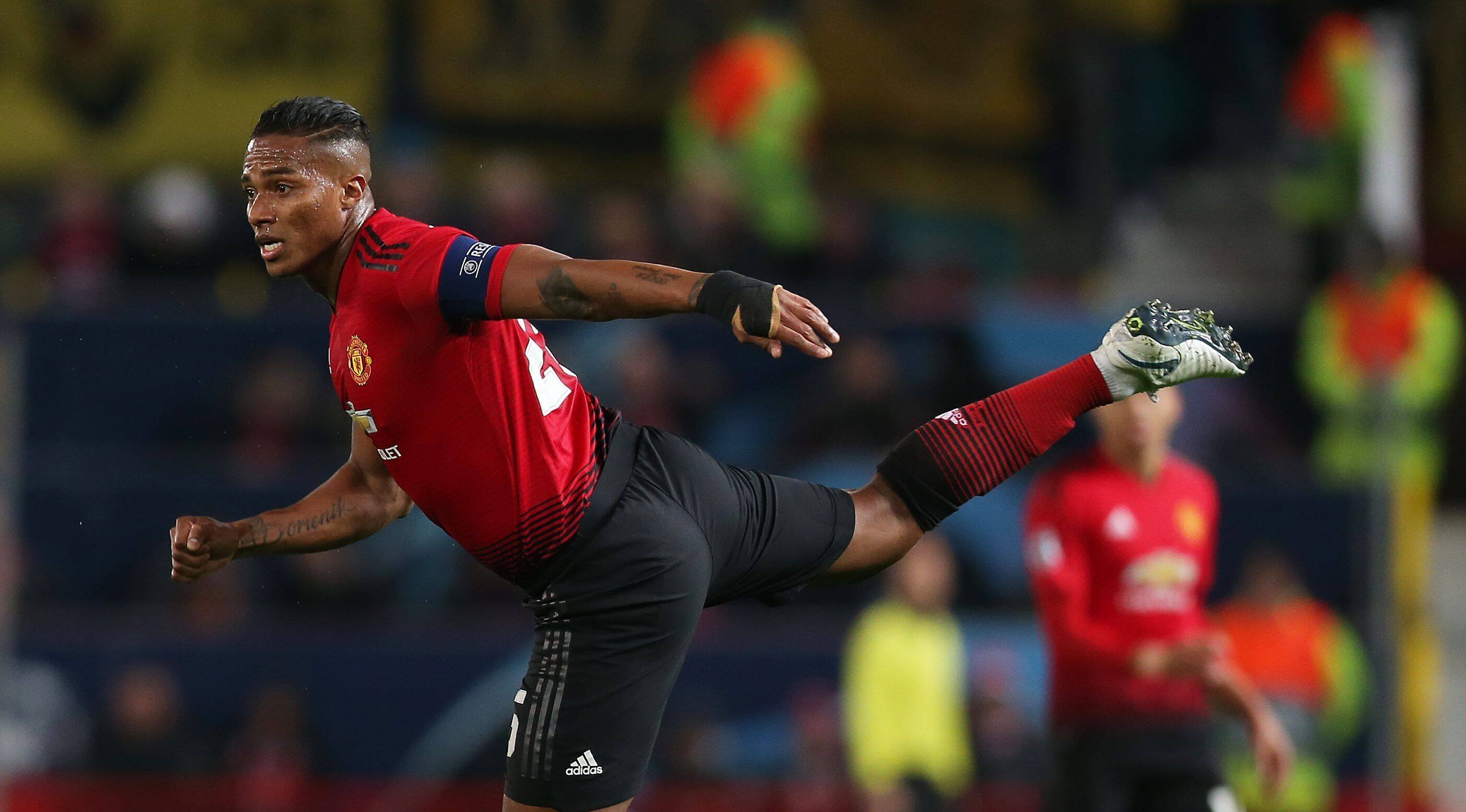 Antonio Valencia revine pe gazon la 40 de ani! A semnat cu liderul campionatului