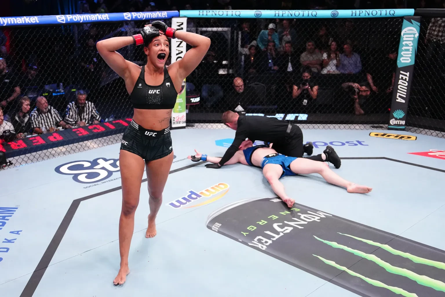 Scene îngrozitoare în UFC! O luptătoare făcută KO cu un genunchi în figură, salvată de arbitru