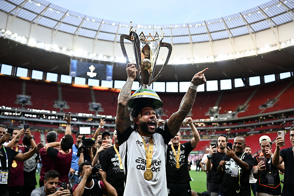 Memphis Depay, în conflict cu fanii, după ce a venit la meci cu elicopterul