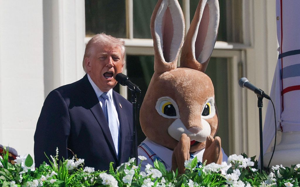 Donald Trump, discurs delirant lângă iepurașul de Paște! Declarațiile care au stârnit revoltă: „La o vânătoare de ouă pentru copii. Demența e reală”