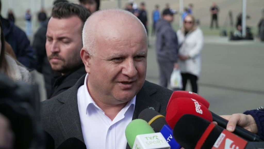 Omagiile pentru Mircea Lucescu continuă! Lacrimile lui Dănuț Lupu, Marius Șumudică și Marius Lăcătuș, Daniel Pancu în genunchi în fața sicriului I Au sosit și Anghel și Edward Iordănescu 39 vlcsnap 2026 04 08 17h01m10s275