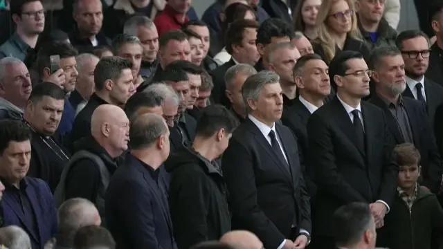 Pace pentru o zi. Lupescu și Burleanu, cot la cot lângă sicriul lui Mircea Lucescu