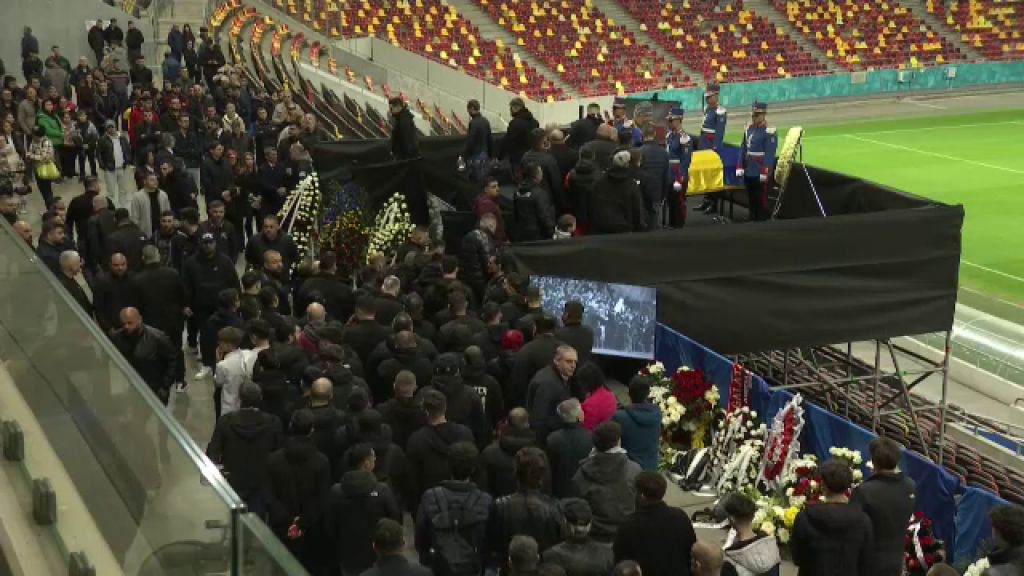 Omagiile pentru Mircea Lucescu continuă! Lacrimile lui Dănuț Lupu, Marius Șumudică și Marius Lăcătuș, Daniel Pancu în genunchi în fața sicriului I Au sosit și Anghel și Edward Iordănescu 19 vlcsnap 2026 04 08 20h23m51s180