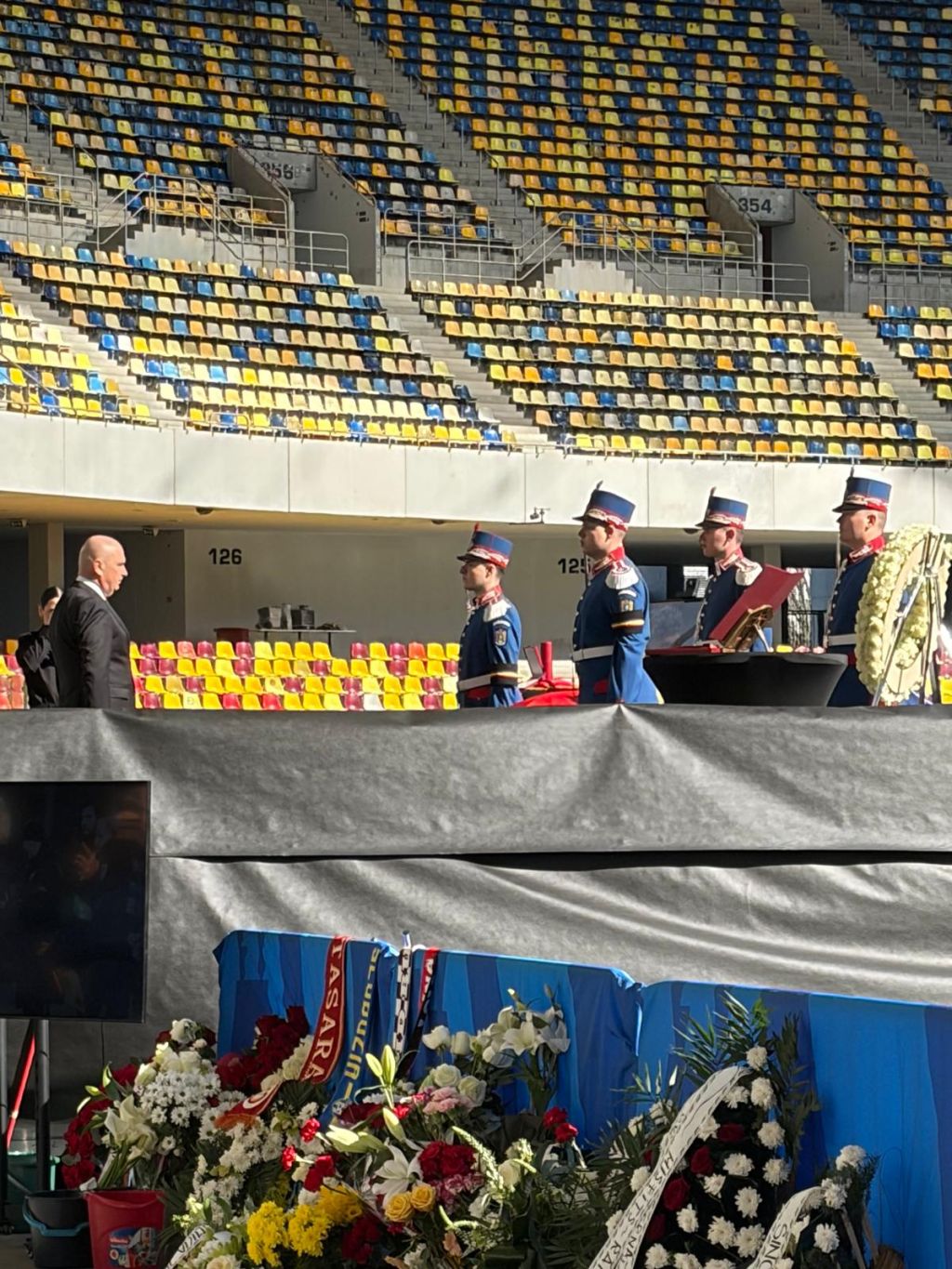 Omagiile pentru Mircea Lucescu continuă! Lacrimile lui Dănuț Lupu, Marius Șumudică și Marius Lăcătuș, Daniel Pancu în genunchi în fața sicriului I Au sosit și Anghel și Edward Iordănescu 14 bolojan