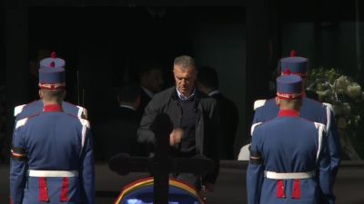 Omagiile pentru Mircea Lucescu continuă! Lacrimile lui Dănuț Lupu, Marius Șumudică și Marius Lăcătuș, Daniel Pancu în genunchi în fața sicriului I Au sosit și Anghel și Edward Iordănescu 9 Pancu 32